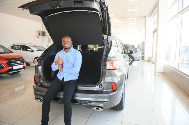 Araba Alıcısı. Satıcıda Yeni Otomobil Seçen Zenci Adam.