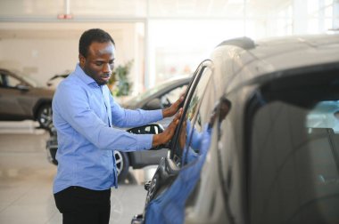 Araba Alıcısı. Satıcıda Yeni Otomobil Seçen Zenci Adam.