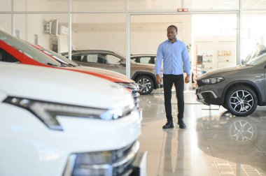 Araba Alıcısı. Satıcıda Yeni Otomobil Seçen Zenci Adam.