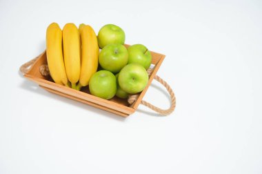 Mutfaktaki tahta kutuda meyveler. El yapımı kutu