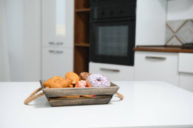 Ekmek ürünleri, çörekler ve kruvasanlarla dolu bir kruvasan kutusu..