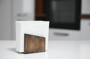 Mutfakta tahta peçete tutacağı var..