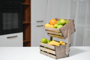 Mutfak arka planında meyve ve sebze bulunan el yapımı krank kutusu.