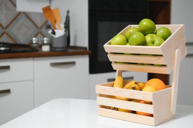 Mutfak arka planında meyve ve sebze bulunan el yapımı krank kutusu.