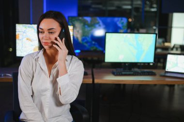 Ofiste bir bilgisayarda çalışma başarılı hareket memuru fotoğrafı.