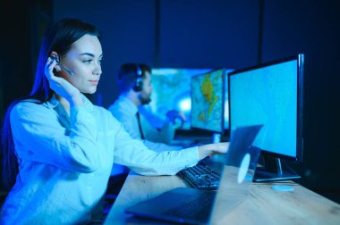 Tamirat merkezi. Seyrüsefer kontrol panosunda otururken kulaklıkla çalışan neşeli kadın ve erkek portresi.