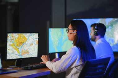 Çeşitli çağrı merkezi operatörleri ofiste bilgisayar danışmanlığı yapan müşteriler kullanıyor.