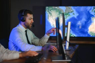 Polis telsizi, iletişim kulaklığı ve güvenlikle konuşan, konuşan ve görüşen bir adam..