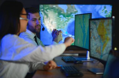 Çeşitli çağrı merkezi operatörleri ofiste bilgisayar danışmanlığı yapan müşteriler kullanıyor.