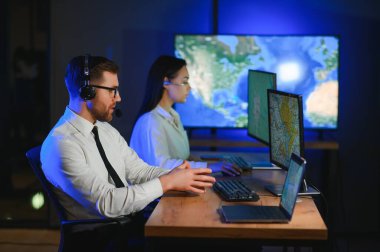 Erkek Veri Bilimcisi Kişisel Bilgisayar Kontrol ve İzleme Odası 'nda çalışıyor. Şehir Caddelerinde Yürüyen İnsanların Haritası.