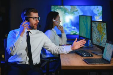 Nakliye için destek merkezleri gönderiliyor. Kargo teslimatının lojistik ve navigasyonu.