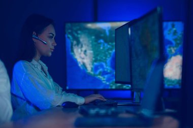 Ofiste bir bilgisayarda çalışma başarılı hareket memuru fotoğrafı.