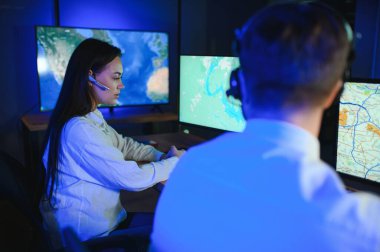 Nakliye için destek merkezleri gönderiliyor. Kargo teslimatının lojistik ve navigasyonu.