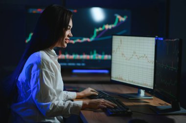 Finansal Analizci, Gerçek zamanlı Hisse Senedi ile Çoklu İzleyici Çalışma İstasyonu ile bir bilgisayar üzerinde çalışıyor.