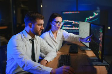 Bilgisayar monitöründe çalışan ve ticaret bürolarında internette gezinen işlemci takımı..