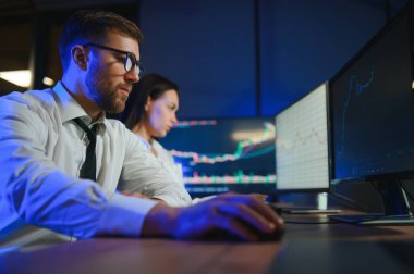 Bilgisayar monitöründe çalışan ve ticaret bürolarında internette gezinen işlemci takımı..