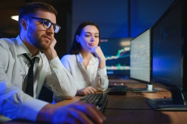 Takım of borsacılarla göstermek perde ile karanlık bir ofiste bir konuşma olması.