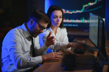 Takım of borsacılarla göstermek perde ile karanlık bir ofiste bir konuşma olması.