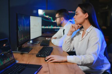 Takım of borsacılarla göstermek perde ile karanlık bir ofiste bir konuşma olması.