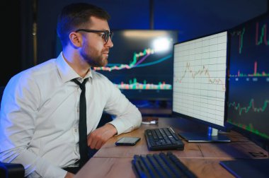 Mali Analizci. İşadamı Yatırım Bankası Şehir Merkezi Ofisinde Gece Çalışıyor.