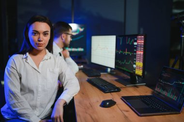 Takım of borsacılarla göstermek perde ile karanlık bir ofiste bir konuşma olması.