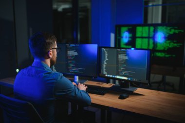 Masaüstünde Çalışan Akıllı Erkek Bilişim Programcısı.