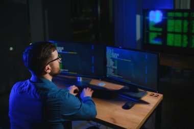 Yazım kodu, gelecek ve veri analizi için teknolojiye sahip bilişim teknisyeni..