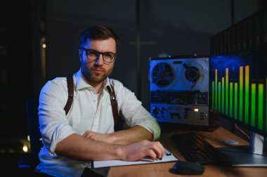 Gizli ajan kayıt cihazını dinliyormuş. Memur kulaklıkla dinleme yapıyor. Muhabbet casusluğu. İstihbarat toplama. Casusluk konsepti.