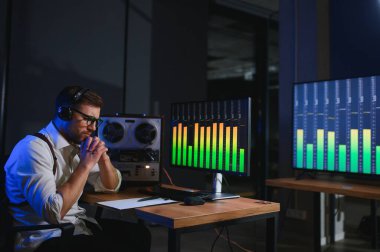 Gizli ajan kayıt cihazını dinliyormuş. Memur kulaklıkla dinleme yapıyor..