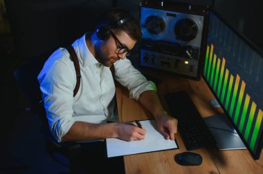 Bir polis memuru telefon konuşmasını bir teybe kaydediyor. gizli ajan.