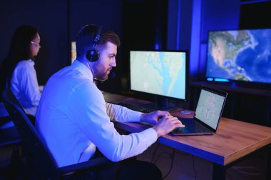 Nakliye için destek merkezleri gönderiliyor. Kargo teslimatının lojistik ve navigasyonu.