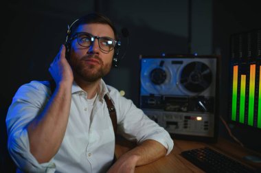 Bir polis memuru telefon konuşmasını bir teybe kaydediyor. gizli ajan.