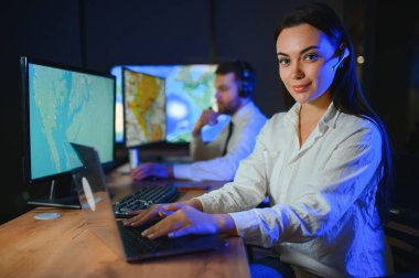 Nakliye için destek merkezleri gönderiliyor. Kargo teslimatının lojistik ve navigasyonu.