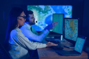 Nakliye için destek merkezleri gönderiliyor. Kargo teslimatının lojistik ve navigasyonu.