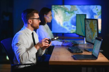 Nakliye için destek merkezleri gönderiliyor. Kargo teslimatının lojistik ve navigasyonu.