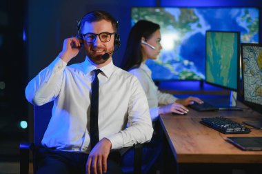 Ofiste bir bilgisayarda çalışma başarılı hareket memuru fotoğrafı.