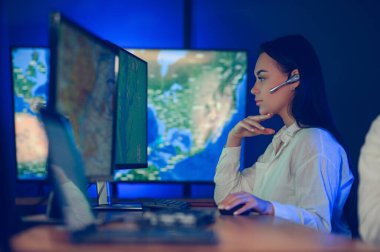 Nakliye için destek merkezleri gönderiliyor. Kargo teslimatının lojistik ve navigasyonu.