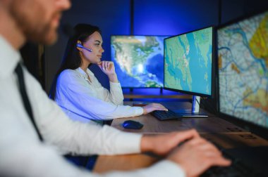 Nakliye için destek merkezleri gönderiliyor. Kargo teslimatının lojistik ve navigasyonu.