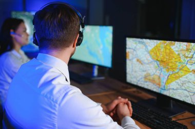 Ofiste görevli memurlar var..