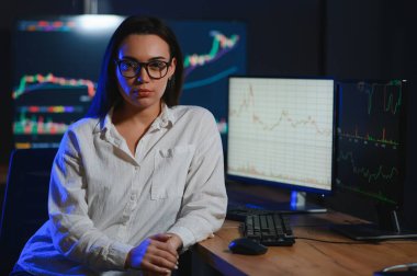 Kadın tüccar. Bayan bilgisayarla yatırım yapıyor. İş kadını hisse senedi fiyatlarını takip ediyor.