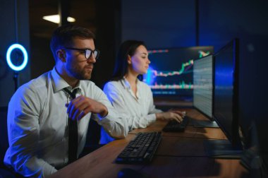 Takım of borsacılarla göstermek perde ile karanlık bir ofiste bir konuşma olması.