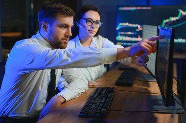 Bilgisayar monitöründe çalışan ve ticaret bürolarında internette gezinen işlemci takımı..