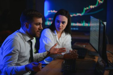 Mali Analizci, İşteki Gece Yatırım Bankeriyle Konuşuyor.