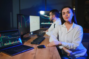 Bilgisayar monitöründe çalışan ve ticaret bürolarında internette gezinen işlemci takımı..