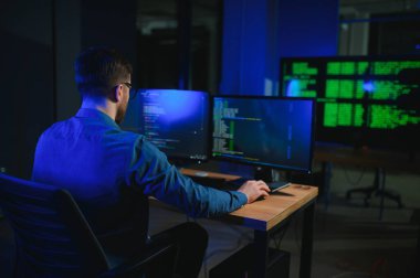 Yazım kodu, gelecek ve veri analizi için teknolojiye sahip bilişim teknisyeni..