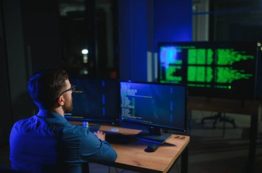 Yazım kodu, gelecek ve veri analizi için teknolojiye sahip bilişim teknisyeni..