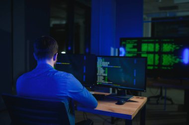 Masaüstünde Çalışan Akıllı Erkek Bilişim Programcısı.