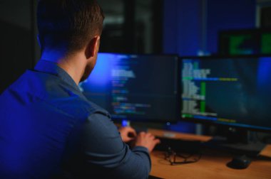 Yazım kodu, gelecek ve veri analizi için teknolojiye sahip bilişim teknisyeni..