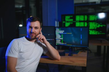 Yazım kodu, gelecek ve veri analizi için teknolojiye sahip bilişim teknisyeni..