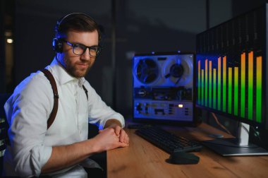 Bir polis memuru telefon konuşmasını bir teybe kaydediyor. gizli ajan.